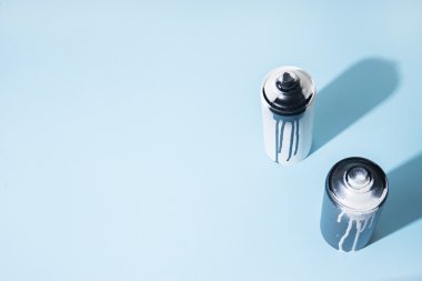 siyah ve beyaz sprey boya şişe