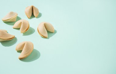 Fal kurabiyesi yeşil zemin üzerine