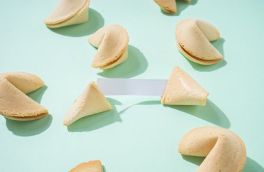 Fal kurabiyesi yeşil zemin üzerine