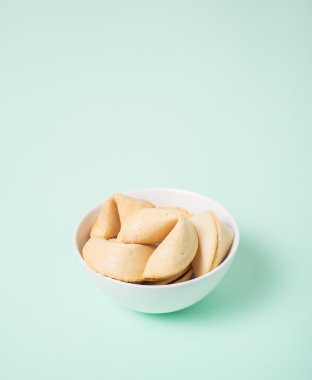 Fal kurabiyesi yeşil zemin üzerine