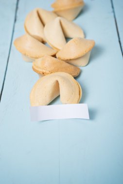 Fal kurabiyesi mavi zemin üzerine