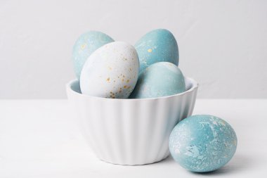 Beyaz arkaplanda renkli paskalya yumurtaları 