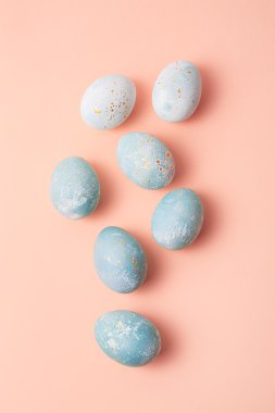 Turuncu arka planda renkli paskalya yumurtaları 