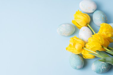 Mavi arka planda renkli paskalya yumurtaları 