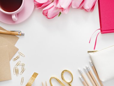 Lale, klavye ve ofis malzemeleri beyaz tahta üzerinde