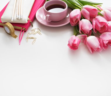 Lale, klavye ve ofis malzemeleri beyaz tahta üzerinde