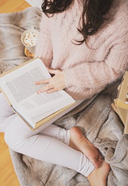 Güzel kadın kitap okuma portresi
