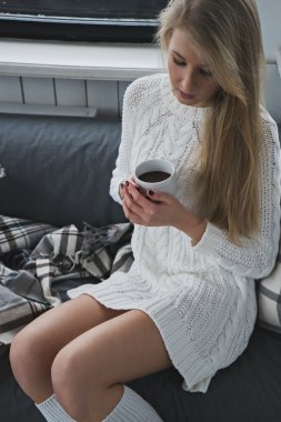 evde oturan genç kadın rahat 