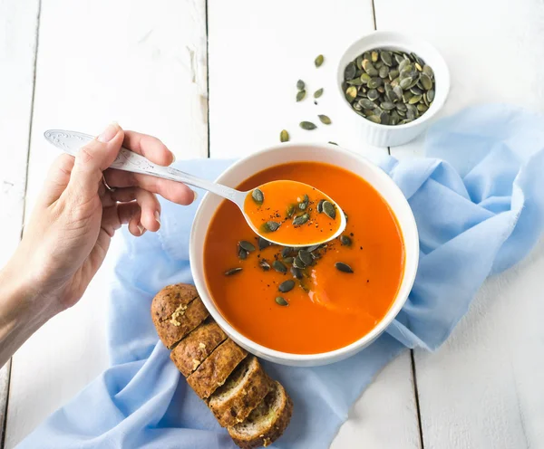 Sopa de abóbora em uma mesa de madeira — Fotografia de Stock