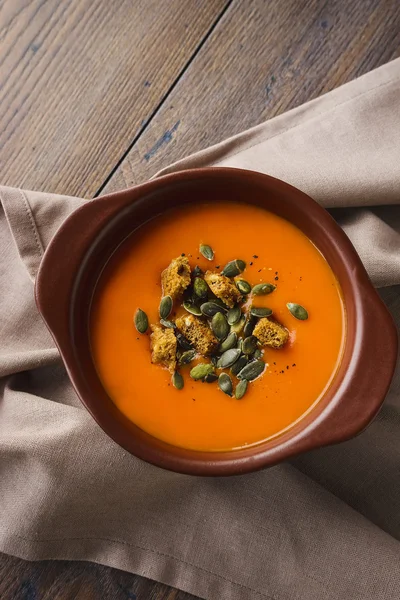 Sopa de calabaza en una mesa de madera — Foto de Stock