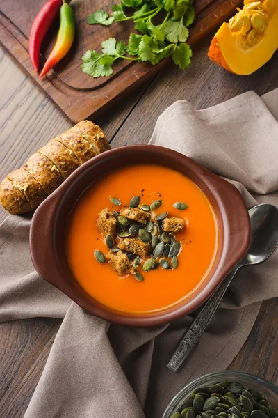 Тыквенный суп на деревянном столе — стоковое фото