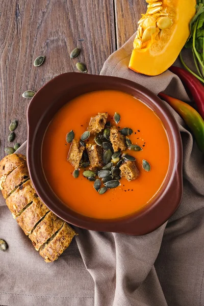 Soupe de citrouille sur une table en bois — Photo