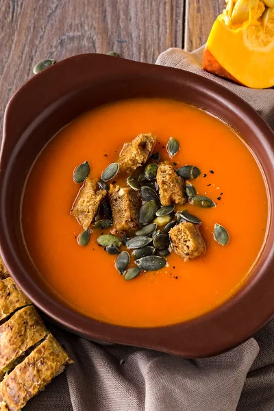 Soupe de citrouille sur une table en bois — Photo