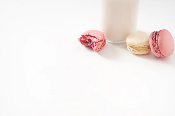 Macaroons diferentes com garrafa de leite — Fotografia de Stock