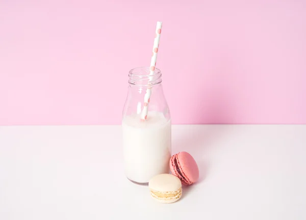 Diversi amaretti con bottiglia di latte — Foto Stock