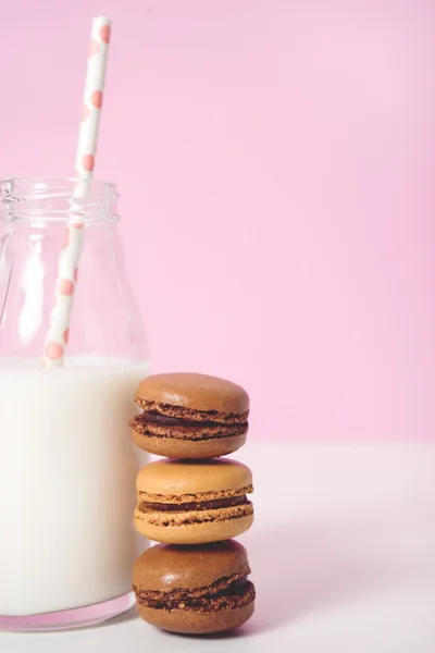 Macaroons diferentes com garrafa de leite — Fotografia de Stock