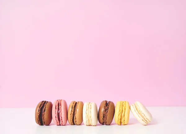 Güzel tatlı ve renkli Fransızca macaroons. — Stok fotoğraf