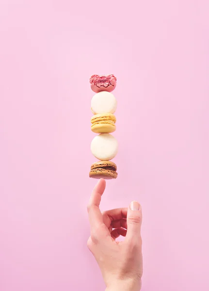 Bellissimi macaron francesi dolci e colorati . — Foto Stock