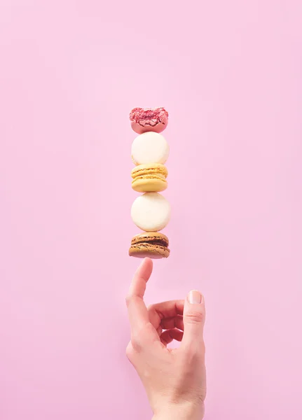 Beaux macarons français sucrés et colorés . — Photo