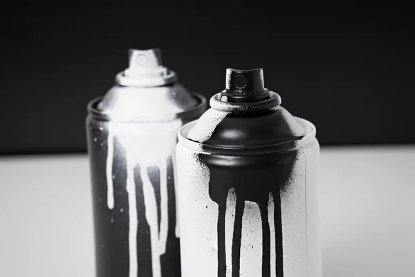 Garrafa de tinta spray preto e branco — Fotografia de Stock