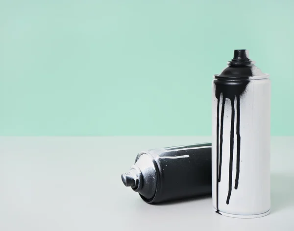 Garrafa de tinta spray preto e branco — Fotografia de Stock