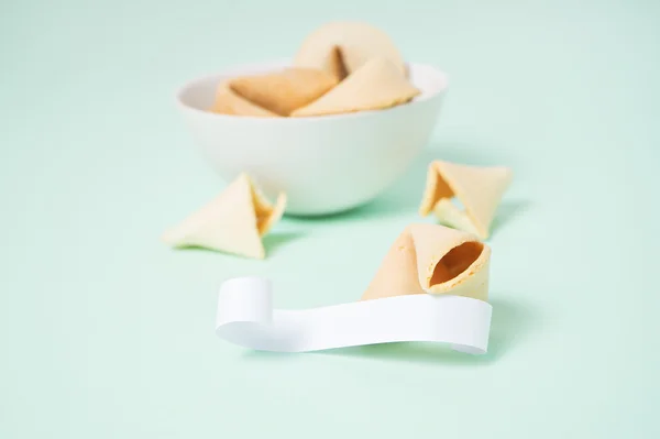 Fortune cookies na zielonym tle — Zdjęcie stockowe