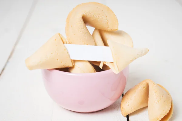 Galletas de la fortuna sobre el fondo de madera blanca — Foto de Stock