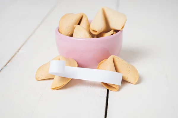 Galletas de la fortuna sobre el fondo de madera blanca — Foto de Stock