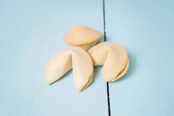 Fortune cookies na niebieskim tle — Zdjęcie stockowe
