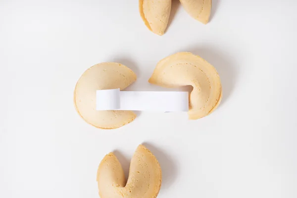 Galletas de la fortuna en el fondo blanco — Foto de Stock