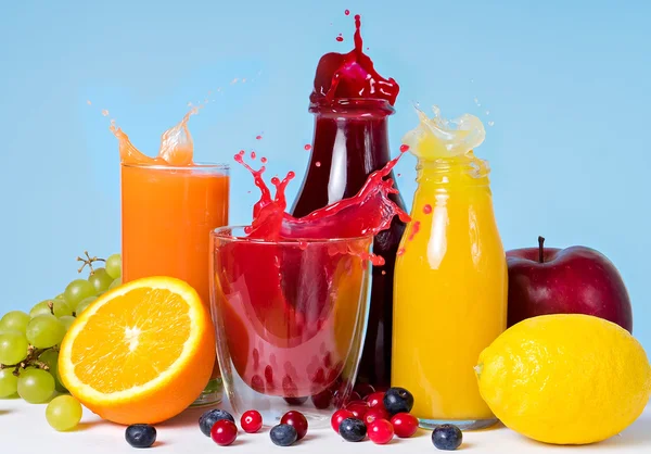 Красочные свежие многие соки всплеск с фруктами — стоковое фото