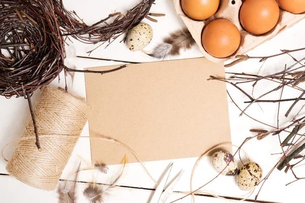 Preparación de Pascua. huevos de gallina marrón, nido — Foto de Stock