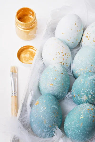 Barevné velikonoční vajíčka na bílém pozadí — Stock fotografie