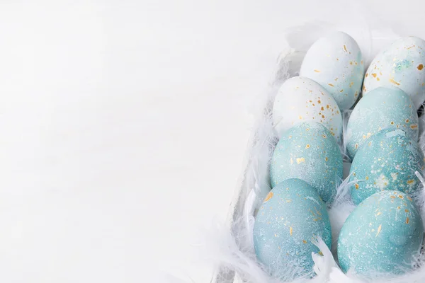 Oeufs de Pâques colorés sur fond blanc — Photo