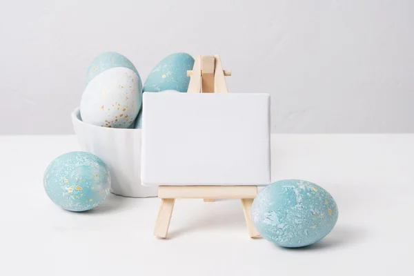 Barevné velikonoční vajíčka na bílém pozadí — Stock fotografie