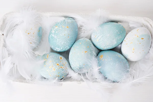 Oeufs de Pâques colorés sur fond blanc — Photo