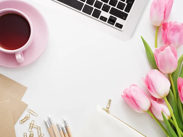 Tulipanes, teclado y material de oficina en pizarra blanca — Foto de Stock