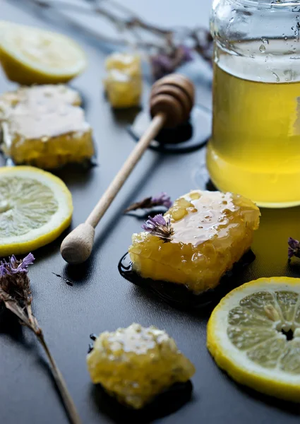 蜂蜜蜂蜜ディッパー、レモン、紅茶が付いている瓶で — ストック写真