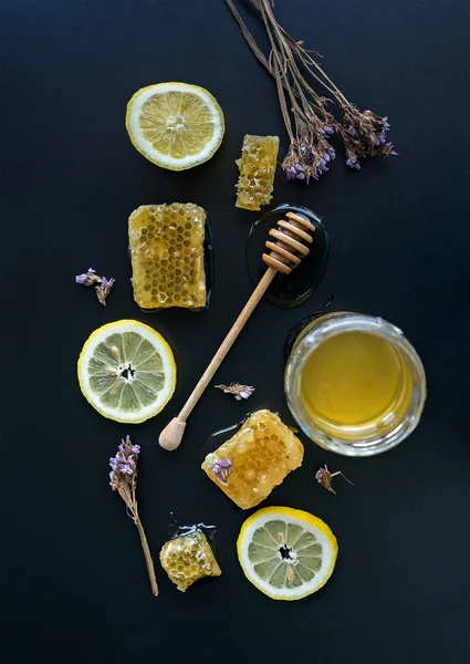 Miel en tarro con cazo de miel, limón y té — Foto de Stock