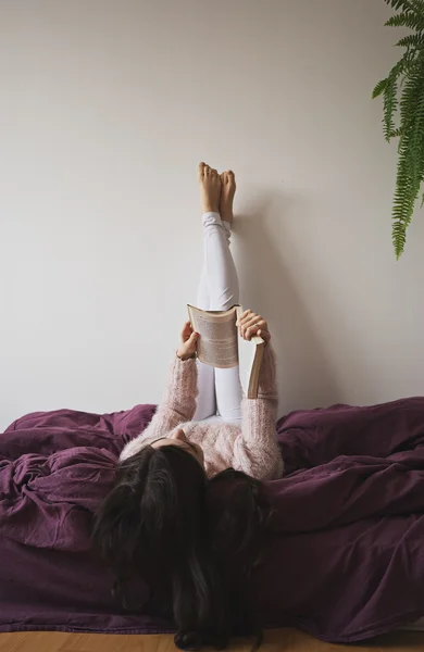 Portret van mooie vrouw lezen van boek — Stockfoto