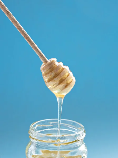 Miel en tarro con cazo de miel —  Fotos de Stock