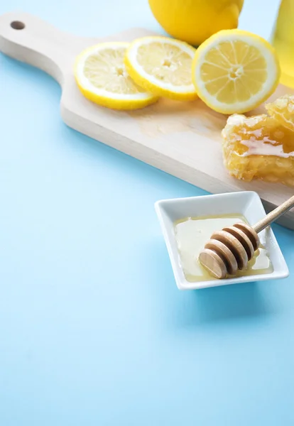 Miel en tarro con cazo de miel y limón —  Fotos de Stock