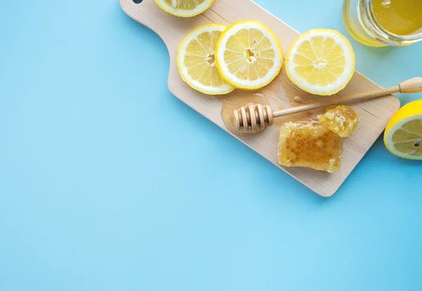 Miel en tarro con cazo de miel y limón —  Fotos de Stock