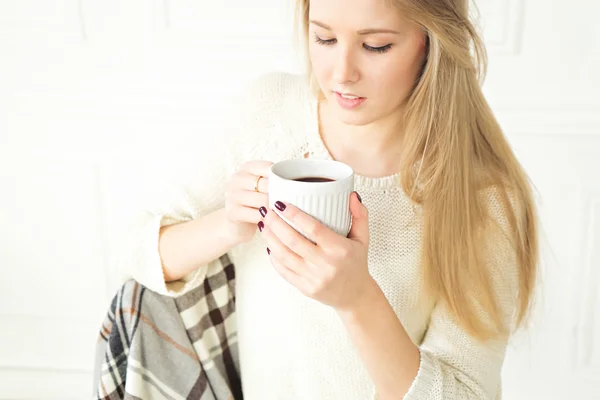 Young woman sitting relaxed at home — Stock Photo, Image