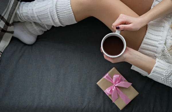 Vrouw ontspannen bij de gezellige huis sfeer op het bed — Stockfoto