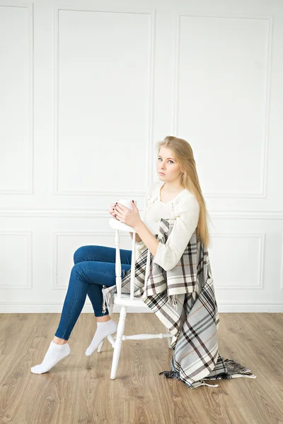 Jeune femme assise détendue à la maison — Photo