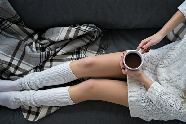 Vrouw ontspannen bij de gezellige huis sfeer op het bed — Stockfoto