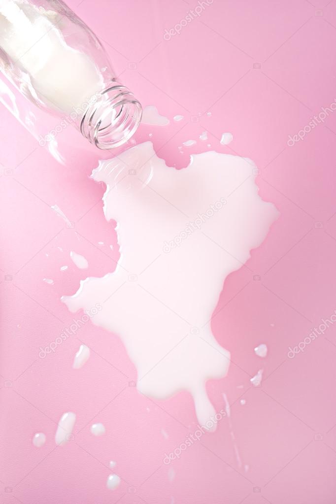 Spilled milk on pink background Stock Photo by ©christina_pauchi 110510942