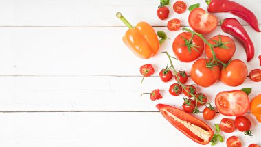 beyaz zemin üzerine kırmızı sebze farklı görüntü