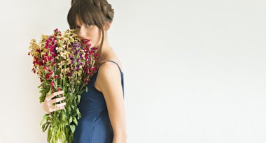 taze çiçekler olan mutlu kadın